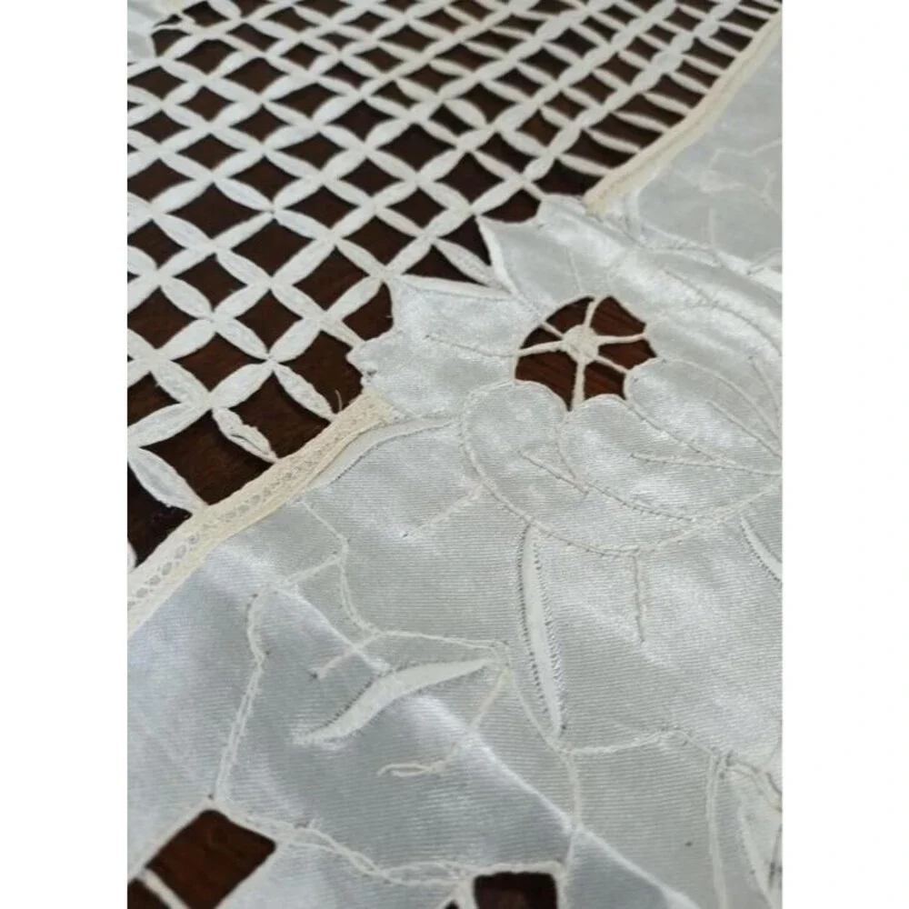 Vintage Elegant Intricate Cutwork Floral White Polyester 5ft Table Runner
